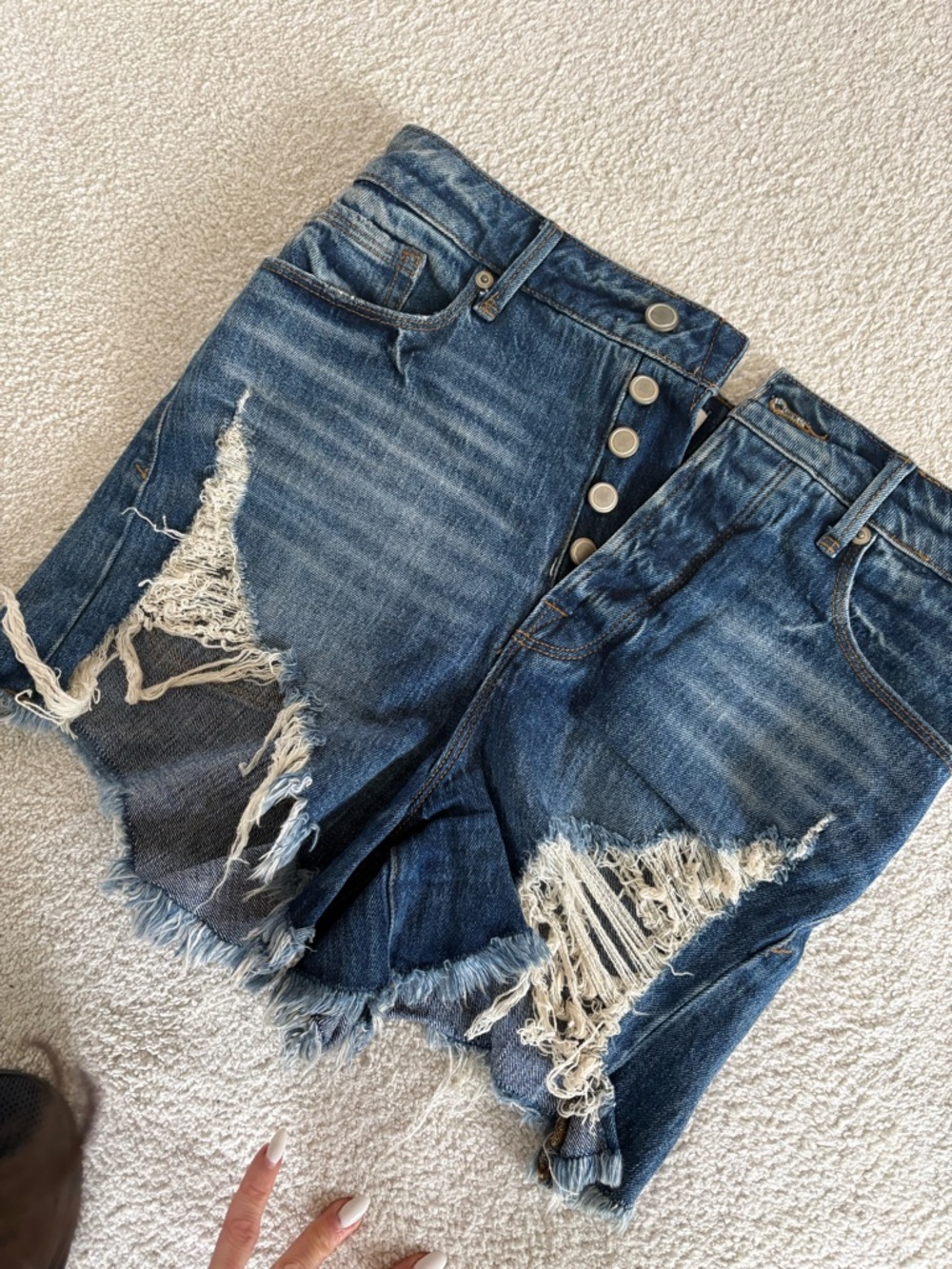 Good American Distressed bombshell Button-Front Blue Jean Shorts - Picture 3 of 4